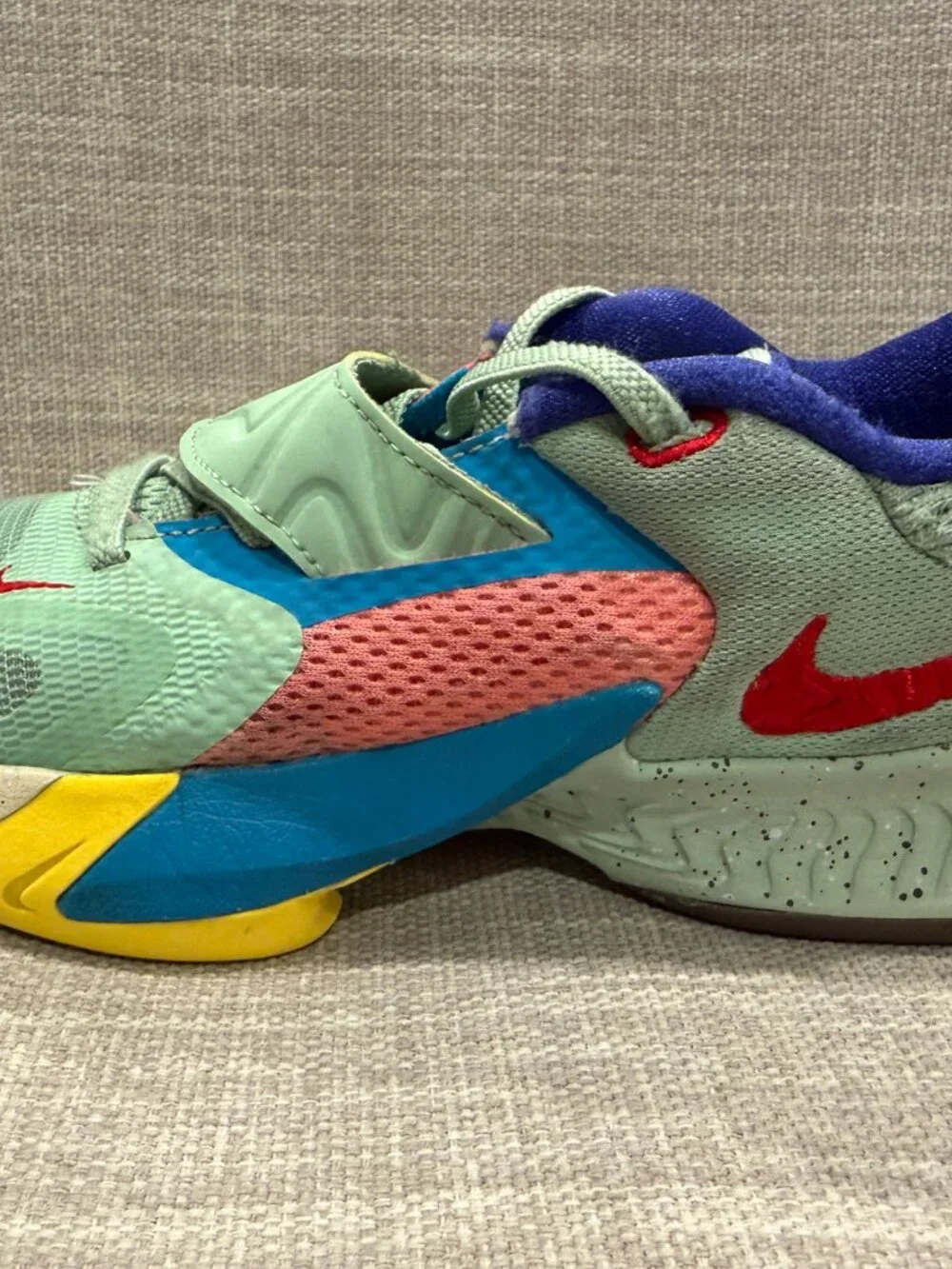 Nike Zoom Freak 4 SE Enamel Green Red Basketball Shoes Size 1.5Y [DQ0555-300]
